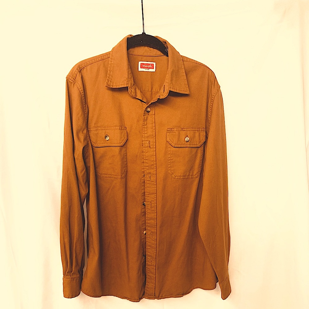 Wrangler NWOT mens long button down brown/khaki shirt. Size Med.